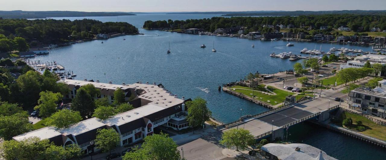 359 Edgewater Inn Charlevoix Dış mekan fotoğraf